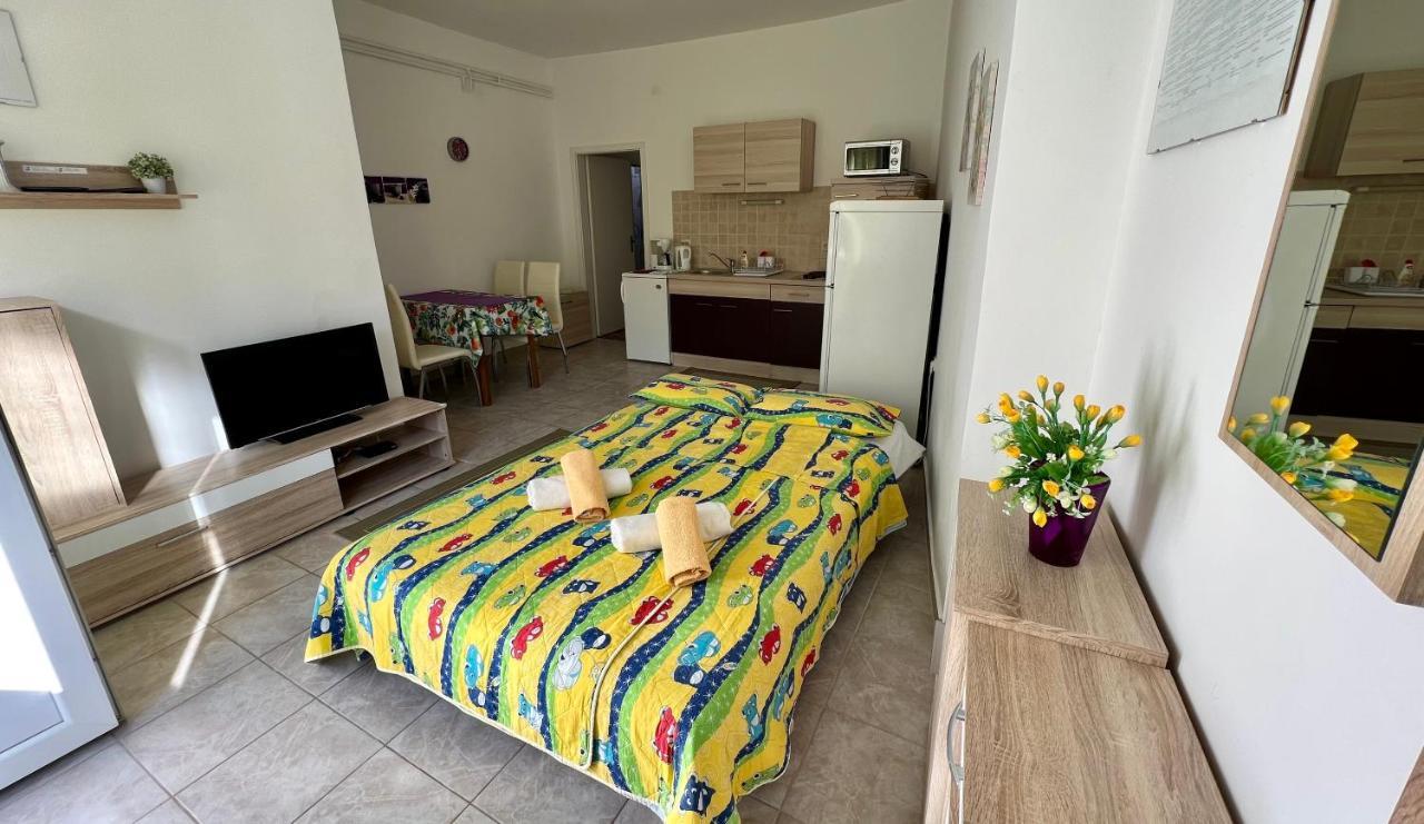 Apartaments Oma & Opa Banjol Kültér fotó